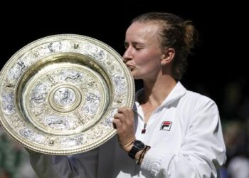 Barbora Krejcikova (CZE) kisses the trophy after winning her Ladies's Singles Final against Jasmine Paolini (ITA) during day thirteen of The Championships Wimbledon