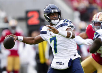 SANTA CLARA, CALIFORNIA - NOVEMBER 17: Geno Smith #7 of the Seattle Seahawks throws a pass in the second quarter of a game against the San Francisco 49ers at Levi's Stadium on November 17, 2024 in Santa Clara, California. (Photo by Thearon W. Henderson/Getty Images)