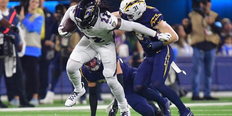 Derrick Henry fights off tacklers