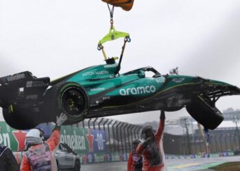 Autodromo Jose Carlos Pace, Sao Paulo, Brazil - November 3, 2024 Aston Martin's Fernando Alonso car is towed away by marshals after crashing out during qualifying