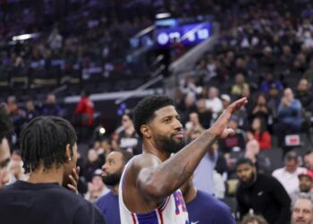 Philadelphia 76ers forward Paul George greets the crowd during the first half of an NBA basketball game, Wednesday against the Los Angeles Clippers, Nov. 6, 2024, in Inglewood, Calif. (AP Photo/Ryan Sun)