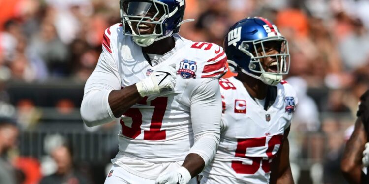 New York Giants linebacker Bobby Okereke and New York Giants linebacker Azeez Ojulari celebrate after a sack during the first quarter against the Cleveland Browns at Huntington Bank Field.