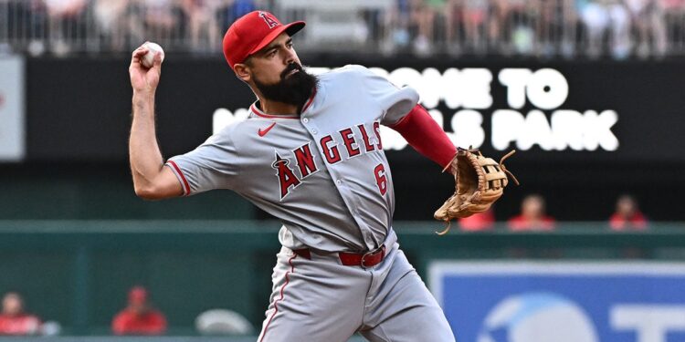 Anthony Rendon throws