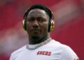 Deebo Samuel Sr warms up before a game