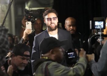 Dallas Mavericks guard Klay Thompson is greeted by Golden State Warriors employees and media as he arrives before an Emirates NBA Cup basketball game between the Warriors and the Mavericks in San Francisco, Tuesday, Nov. 12, 2024. (AP Photo/Jeff Chiu)