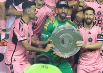 FORT LAUDERDALE, FLORIDA - OCTOBER 19: Lionel Messi #10 and Inter Miami lift the Supporters' Shield after defeating New England Revolution at Chase Stadium on October 19, 2024 in Fort Lauderdale, Florida. (Photo by Carmen Mandato/Getty Images)