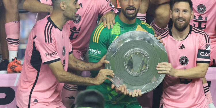 FORT LAUDERDALE, FLORIDA - OCTOBER 19: Lionel Messi #10 and Inter Miami lift the Supporters' Shield after defeating New England Revolution at Chase Stadium on October 19, 2024 in Fort Lauderdale, Florida. (Photo by Carmen Mandato/Getty Images)