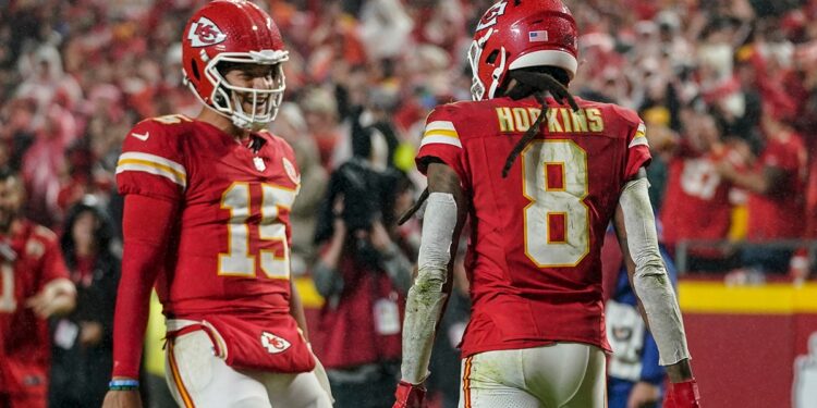 DeAndre Hopkins celebrates with Patrick Mahomes