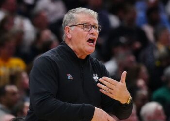 Geno Auriemma talks on court