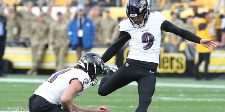 Justin Tucker kicks field goal