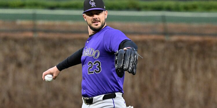 Kris Bryant throws ball