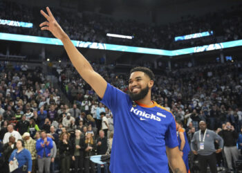 New York Knicks center Karl-Anthony Towns acknowledges the crowd before an NBA basketball game against the Minnesota Timberwolves, Thursday, Dec. 19, 2024, in Minneapolis. (AP Photo/Abbie Parr)