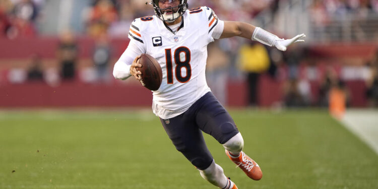 SANTA CLARA, CALIFORNIA - DECEMBER 08: Caleb Williams #18 of the Chicago Bears runs with the ball against the San Francisco 49ers in the fourth quarter at Levi's Stadium on December 08, 2024 in Santa Clara, California. (Photo by Thearon W. Henderson/Getty Images)