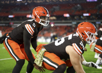 CLEVELAND, OHIO - NOVEMBER 21: Jameis Winston #5 of the Cleveland Browns warms up with Ethan Pocic #55 prior to an NFL football game against the Pittsburgh Steelers at Huntington Bank Field on November 21, 2024 in Cleveland, Ohio. (Photo by Kevin Sabitus/Getty Images)