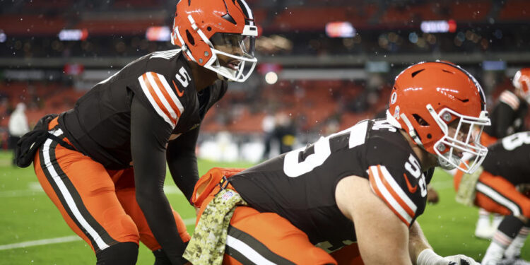 CLEVELAND, OHIO - NOVEMBER 21: Jameis Winston #5 of the Cleveland Browns warms up with Ethan Pocic #55 prior to an NFL football game against the Pittsburgh Steelers at Huntington Bank Field on November 21, 2024 in Cleveland, Ohio. (Photo by Kevin Sabitus/Getty Images)