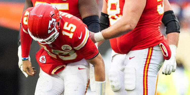 Patrick Mahomes injured on play