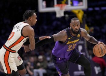 Los Angeles Lakers forward LeBron James (23) dribbles against Detroit Pistons forward Ronald Holland II.