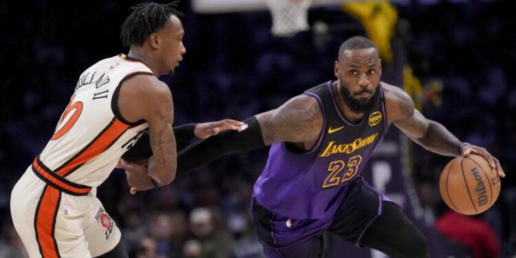 Los Angeles Lakers forward LeBron James (23) dribbles against Detroit Pistons forward Ronald Holland II.