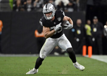 Las Vegas Raiders tight end Brock Bowers (89) carries the ball during an NFL football game against the Jacksonville Jaguars, Sunday,Dec 22, 2024, in Las Vegas. (AP Photo/David Becker)