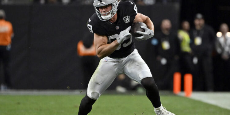 Las Vegas Raiders tight end Brock Bowers (89) carries the ball during an NFL football game against the Jacksonville Jaguars, Sunday,Dec 22, 2024, in Las Vegas. (AP Photo/David Becker)