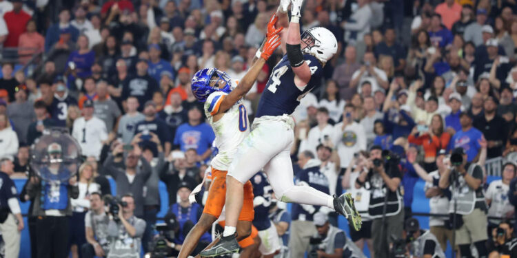 GLENDALE, ARIZONA - DECEMBER 31: Tyler Warren #44 of the Penn State Nittany Lions catches a pass for a touchdown over Ty Benefield #0 of the Boise State Broncos during the third quarter in the 2024 Vrbo Fiesta Bowl at State Farm Stadium on December 31, 2024 in Glendale, Arizona. (Photo by Christian Petersen/Getty Images)