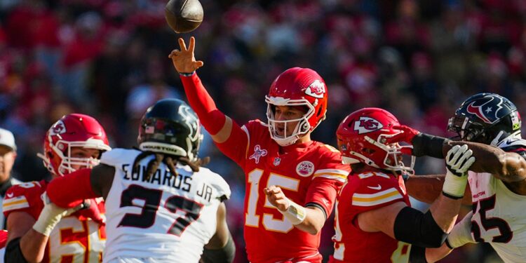 Patrick Mahomes throws