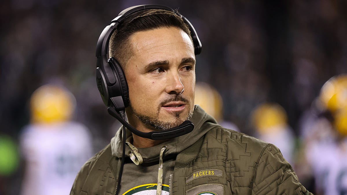 Matt LaFleur coaches against the Eagles