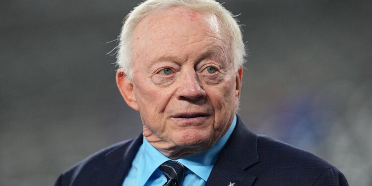 Jerry Jones at Giants-Cowboys