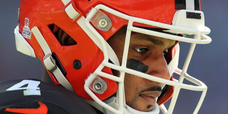 Deshaun Watson walks toward the sideline