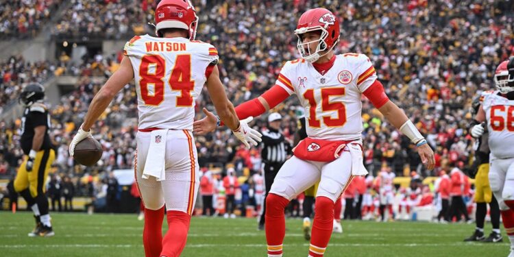 Justin Watson and Patrick Mahomes celebrates