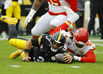 PITTSBURGH, PENNSYLVANIA - DECEMBER 25: Russell Wilson #3 of the Pittsburgh Steelers recovers his own fumble against Mike Danna #51 of the Kansas City Chiefs /d1 at Acrisure Stadium on December 25, 2024 in Pittsburgh, Pennsylvania. (Photo by Justin K. Aller/Getty Images)