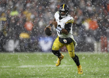 CLEVELAND, OHIO - NOVEMBER 21: Russell Wilson #3 of the Pittsburgh Steelers carries the ball during an NFL football game against the Cleveland Browns at Huntington Bank Field on November 21, 2024 in Cleveland, Ohio. (Photo by Kevin Sabitus/Getty Images)