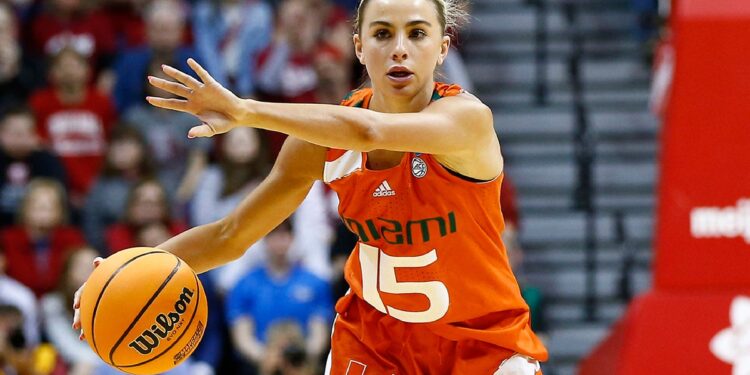 Hanna Cavinder waves on court