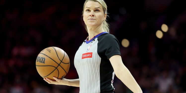 Jenna Schroeder at 76ers-Spurs