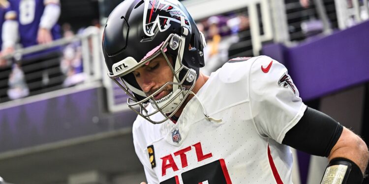 Kirk Cousins looks on