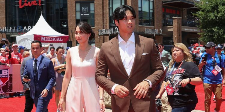 Ohtani and wife