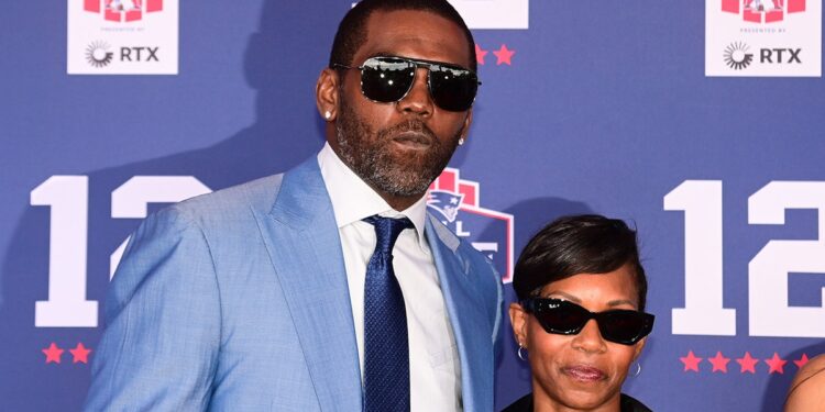 Randy Moss poses with wife