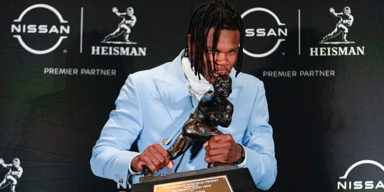 Travis Hunter kisses Heisman Trophy