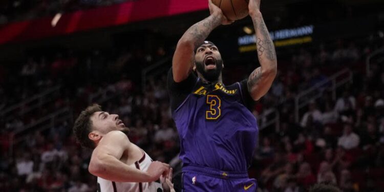 Los Angeles Lakers forward Anthony Davis (3) is fouled by Houston Rockets center Alperen Sengun.