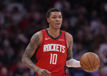 Houston Rockets' Jabari Smith Jr. (10) brings the ball up the court against the Dallas Mavericks during the second half of an NBA basketball game Wednesday, Jan. 1, 2025, in Houston. The Rockets won 110-99. (AP Photo/David J. Phillip)