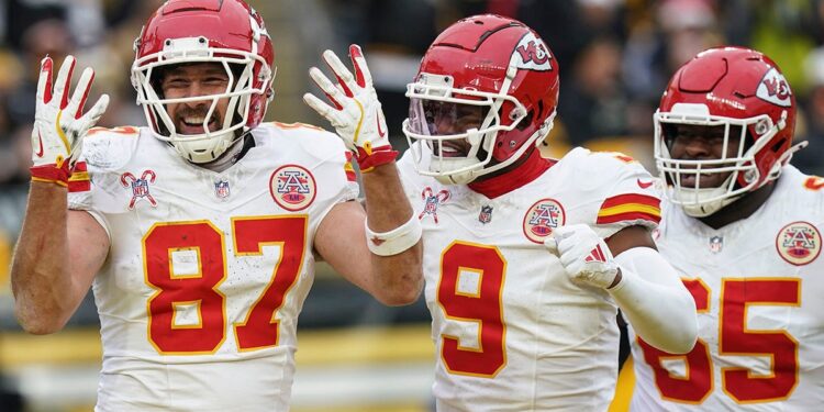 Travis Kelce celebrates