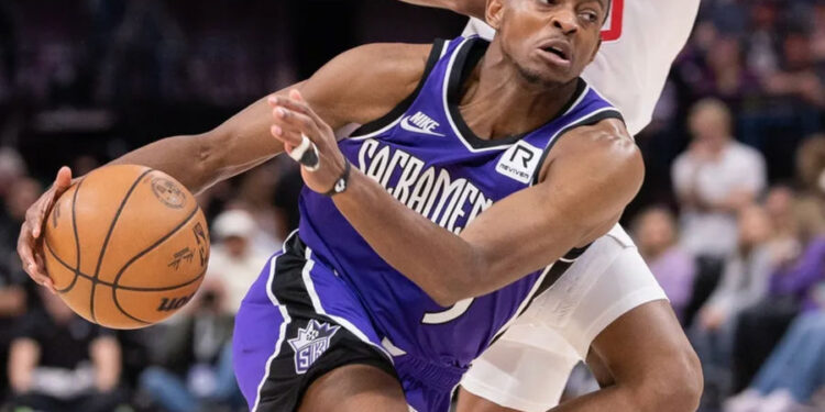 Jan 19, 2025; Sacramento, California, USA; Sacramento Kings guard De'Aaron Fox (5) drives to the basket against the Washington Wizards during the fourth quarter at Golden 1 Center. Mandatory Credit: Ed Szczepanski-Imagn Images