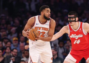 Jan 27, 2025; New York, New York, USA; New York Knicks center Karl-Anthony Towns (32) is guarded by Memphis Grizzlies center Zach Edey (14) during the first half at Madison Square Garden. Mandatory Credit: Vincent Carchietta-Imagn Images