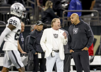 NEW  ORLEANS, LOUISIANA - DECEMBER 29: Mark Davis owner of the Las Vegas Raiders talks with head coach Antonio Pierce before a game against the New Orleans Saints at the Caesars Superdome on December 29, 2024 in New Orleans, Louisiana.  (Photo by Derick E. Hingle/Getty Images)