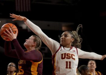 Southern California guard Kennedy Smith (11) defends against Minnesota guard Grace Grocholski.