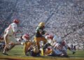 Green Bay Packers' Elijah Pitts #22 runs with the ball during Super Bowl I.