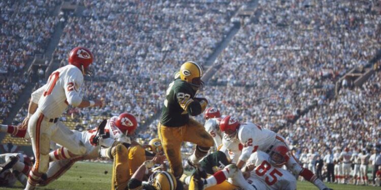 Green Bay Packers' Elijah Pitts #22 runs with the ball during Super Bowl I.