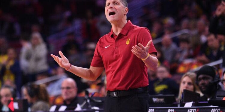 LOS ANGELES, CA - JANUARY 04: USC Trojans head coach Eric Musselman reacts to a call.