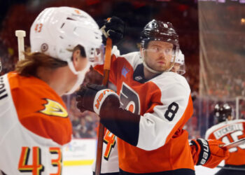 Philadelphia Flyers defenseman Cam York (8) stays alert against Anaheim Ducks defenseman Drew Helleson (43). <p>Megan DeRuchie-The Hockey News</p>