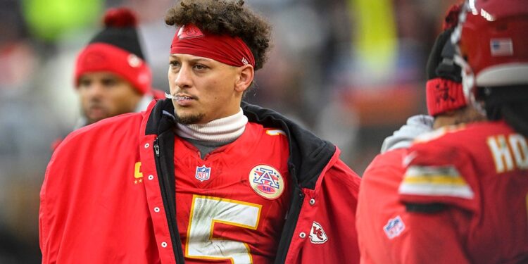 Patrick Mahomes looks on